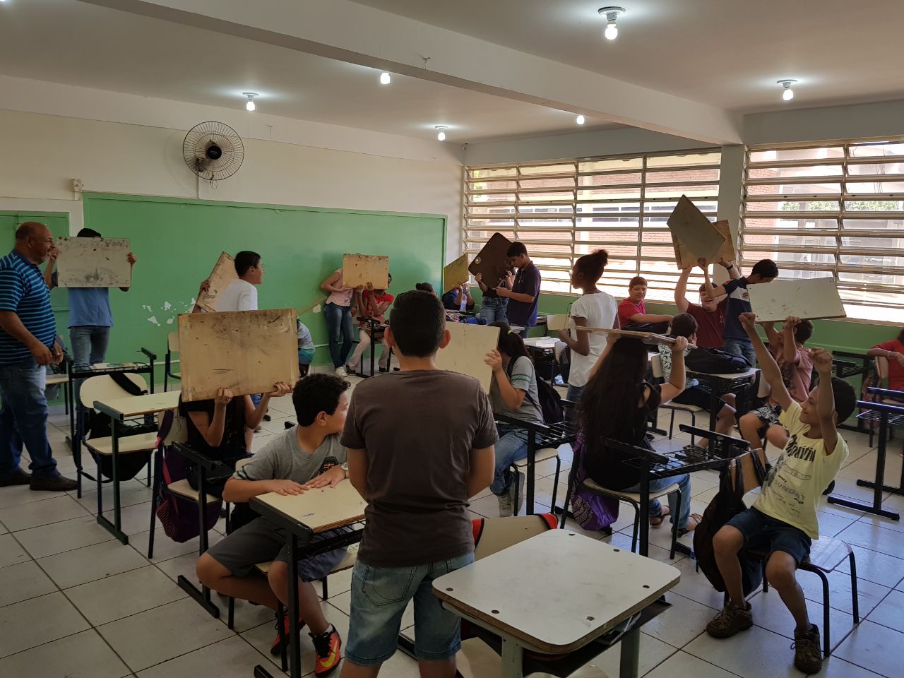 Falta de carteiras revolta professores e alunos. 