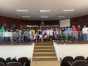 Jovens visitam o prédio da Câmara Municipal.