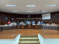 Jovens visitam o prédio da Câmara Municipal.