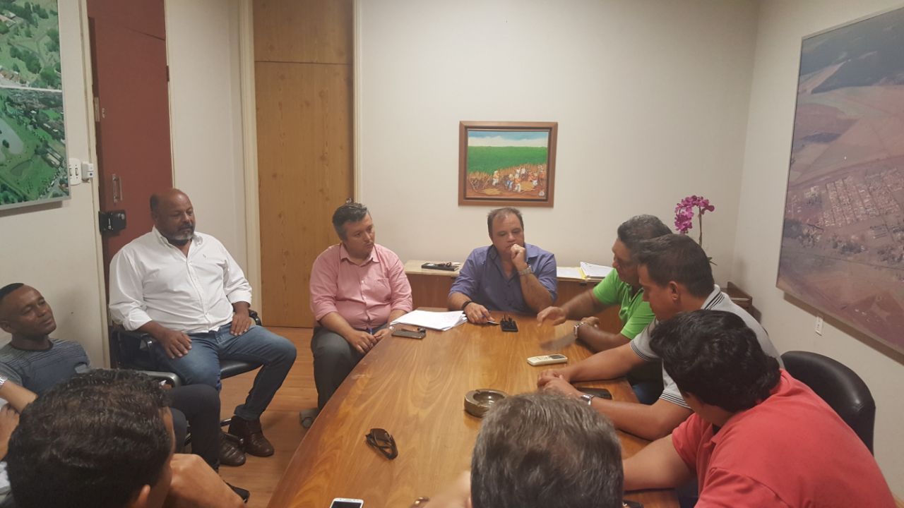 Vereadores fazem reunião para tratar de assuntos do município.